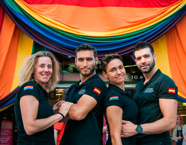 Fotos de policías gays, el morbo del uniforme y la porra