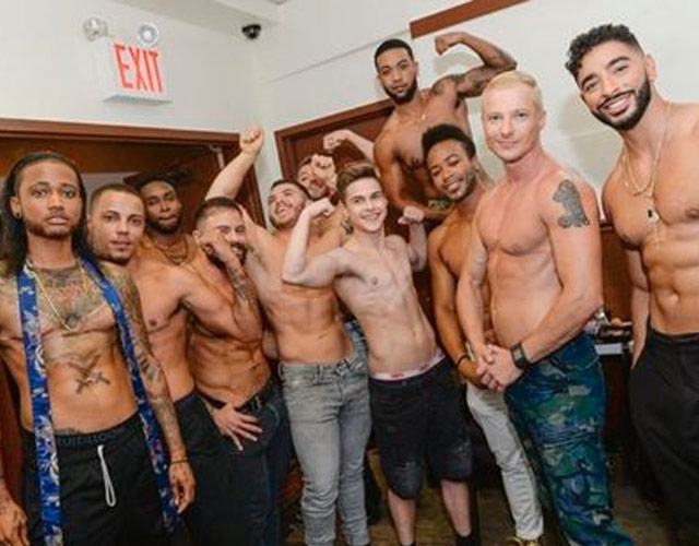 Transexuales desnudos en un desfile de moda