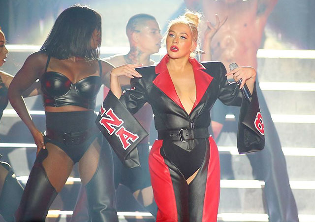 Christina Aguilera bailando en su tour ¡peor que Britney Spears!