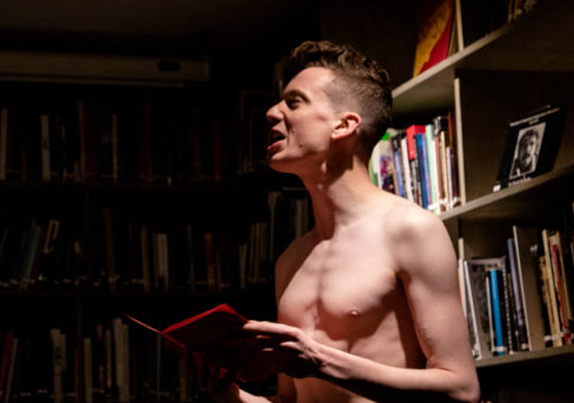 Homofobia en Facebook: eliminan la página de "chicos desnudos leyendo"