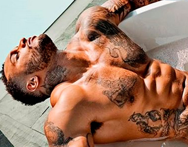 David McIntosh desnudo en la bañera desafía los límites de la censura