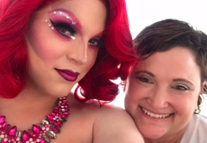 El tuit viral de una orgullosa madre sobre su hijo adolescente drag queen