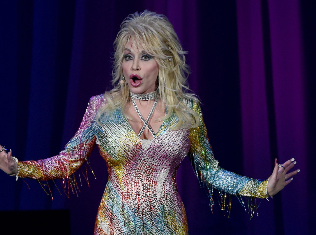 Dolly Parton se inspiró en los fans gays y travestis para el éxito de Netflix en Dumplin
