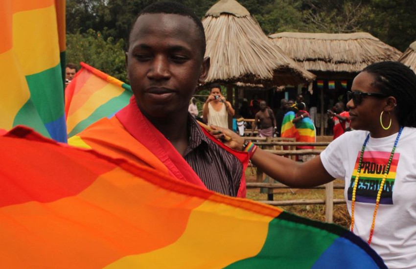 Hombre bisexual huye: "mi padre está intentando que me maten"