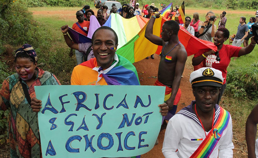 Hombre bisexual huye: 