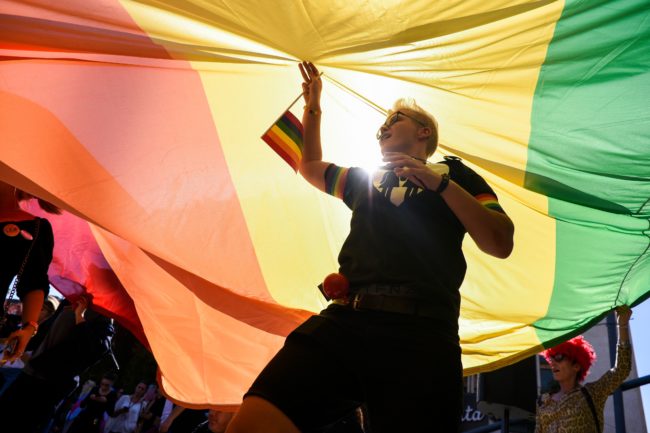 Este cura católico dice que la bandera del Orgullo fue hecha por Satanás 1
