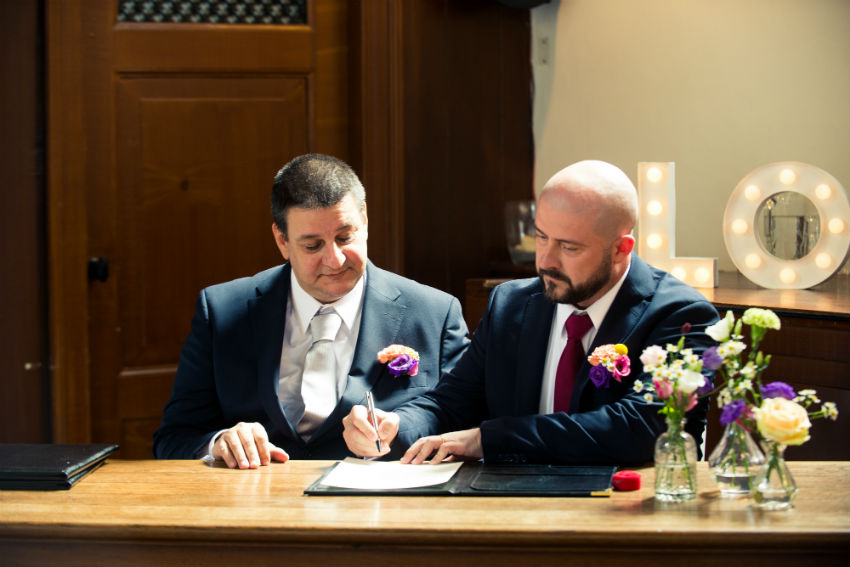 3 parejas gays que viven en países homófobos se casan en Ámsterdam 1