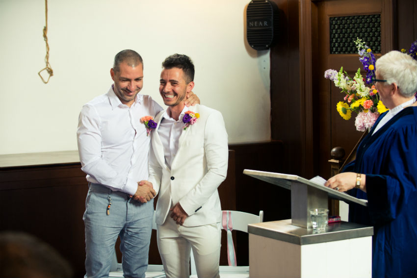 3 parejas gays que viven en países homófobos se casan en Ámsterdam