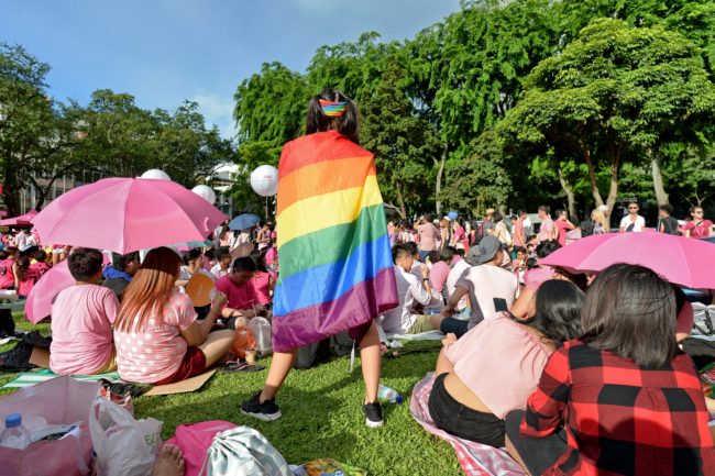 Un hombre gay en Singapur gana un caso histórico de adopción de niños