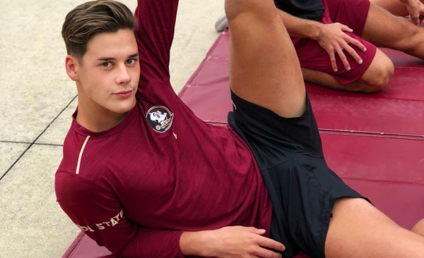 Aidan Faminoff desnudo te pondrá tan húmedo como él