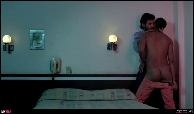 Hugo Catalán desnudo en pantalla, más allá de 'La Casa De Las Flores' 3
