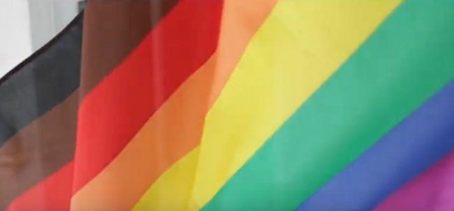 Drag queen racista criticada por burlarse de esta nueva bandera del Orgullo 2