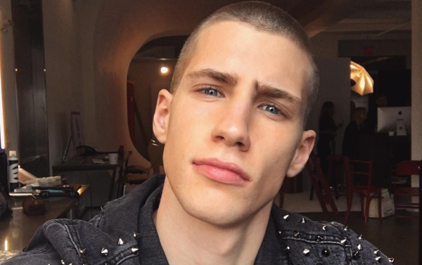 Augusta Alexander desnudo con su culazo en una sesión de fotos