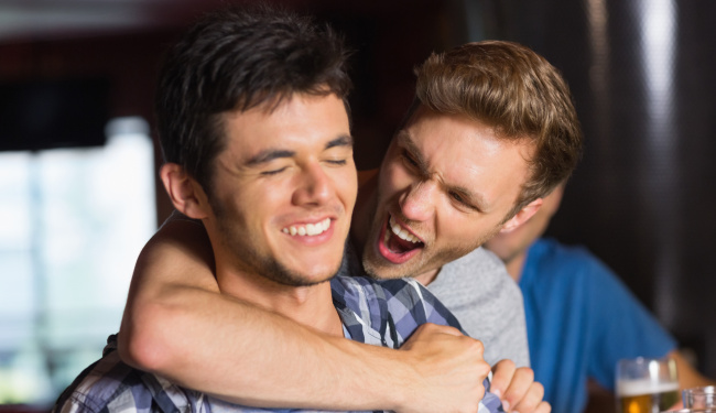 "Deja de traer amigos heteros a bares gays, no somos un espectáculo"