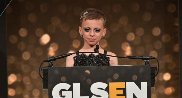 La madre del niño drag queen Desmond defiende su actuación en un bar gay