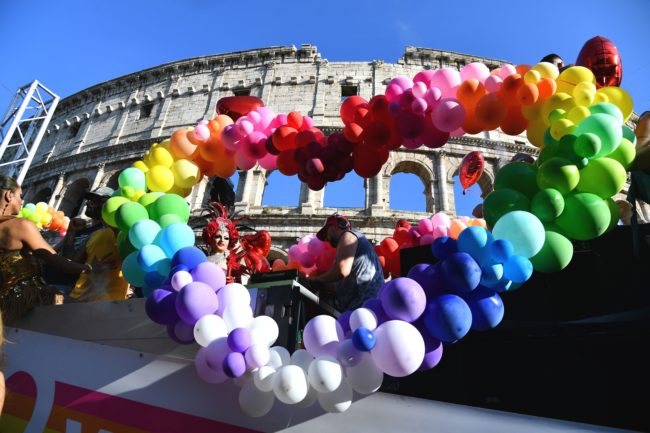 El titular homófobo de un periódico que relaciona el declive económico con los gays 2