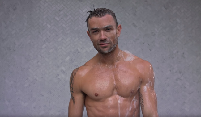 El actor Emrhys Cooper desnudo en televisión 1