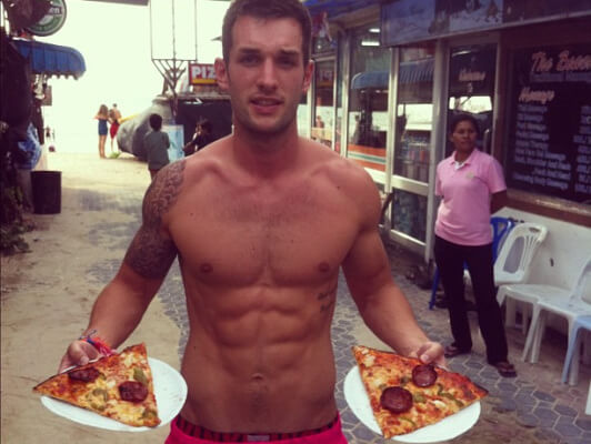 Phil Duncan desnudo, el chulazo que viaja por el mundo para comer pizza
