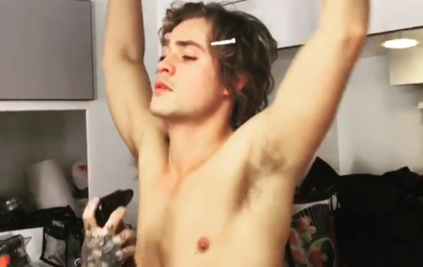 Trabajar frotando los abdominales de Dacre Montgomery desnudo 1