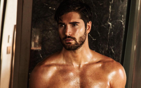 Nick Bateman desnudo deja muy poco a la imaginación