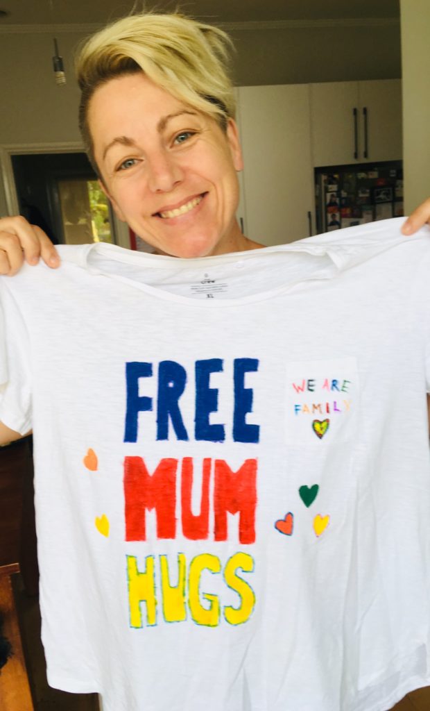 Madres dan abrazos gratis a la gente en el Orgullo 2