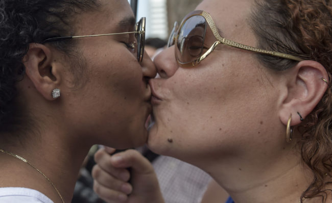 Besada gay saluda al Papa Francisco en su visita a Panamá 2