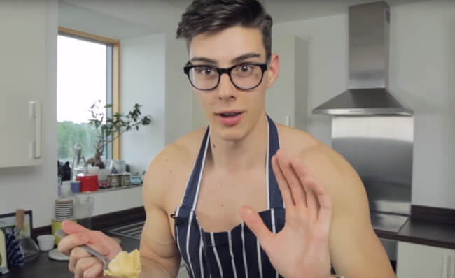 El pastelero desnudo sirve una delicia muy sabrosa 1