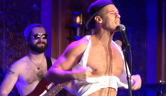 Constantine Rousouli desnudo en el escenario 1