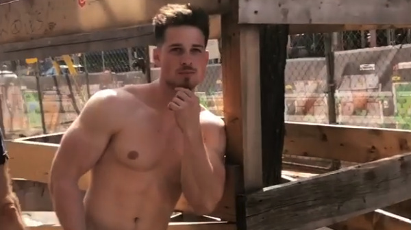 Nick Sandell desnudo camina por las calles 1