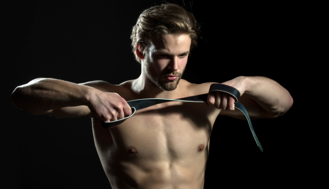 Vídeo: Youtuber gay recibe azotes por primera vez 1