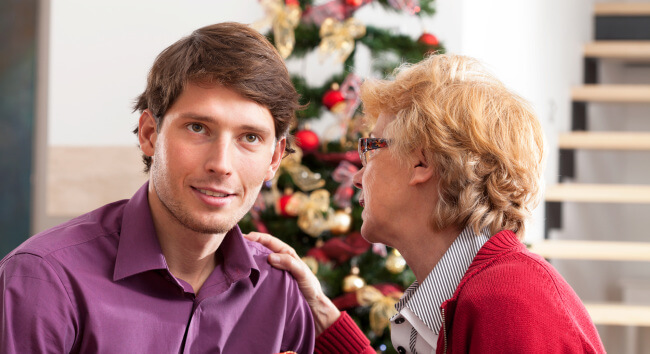 "Mis padres siguen invitando a casa a mi exnovio gay que me dejó"