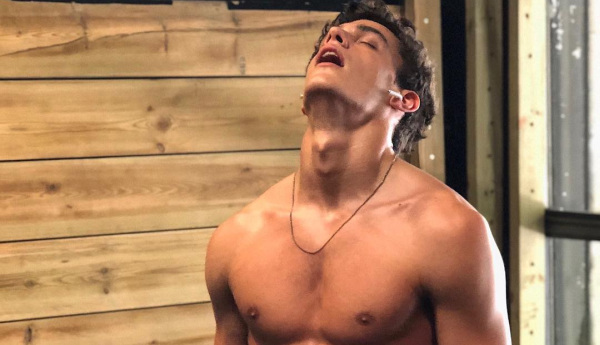 El modelo Xavier Serrano desnudo celebra su cumpleaños 1