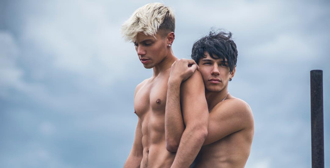 Los modelos Adam y Enrico desnudos en una sesión de fotos homoerótica