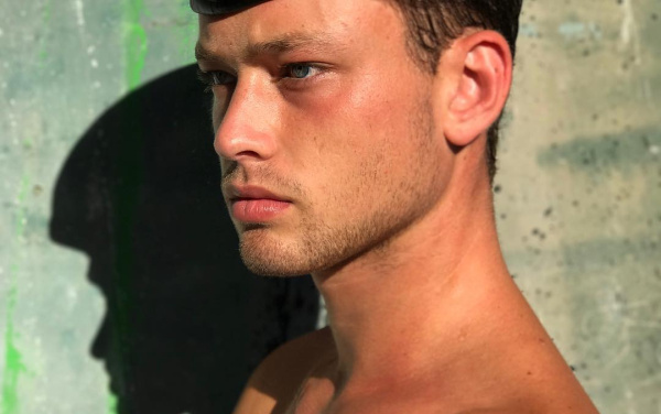 On Refaeli desnudo, el hermano de la supermodelo Bar Refaeli