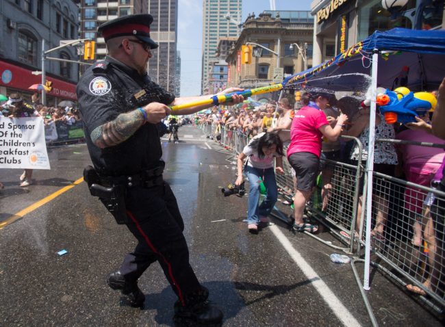 Orgullo Toronto vota a favor de prohibir a la policía 2