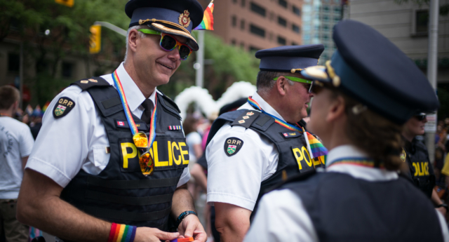 Orgullo Toronto vota a favor de prohibir a la policía