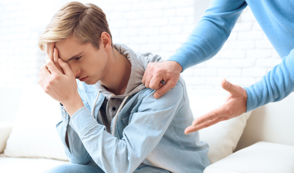 Saca del armario a su hijo delante de los abuelos y estalla contra su homofobia