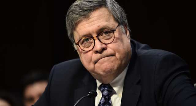 William Barr defiende los campos de prisioneros con VIH