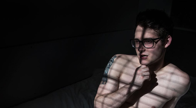 Zachary Howell desnudo para una nueva sesión de fotos