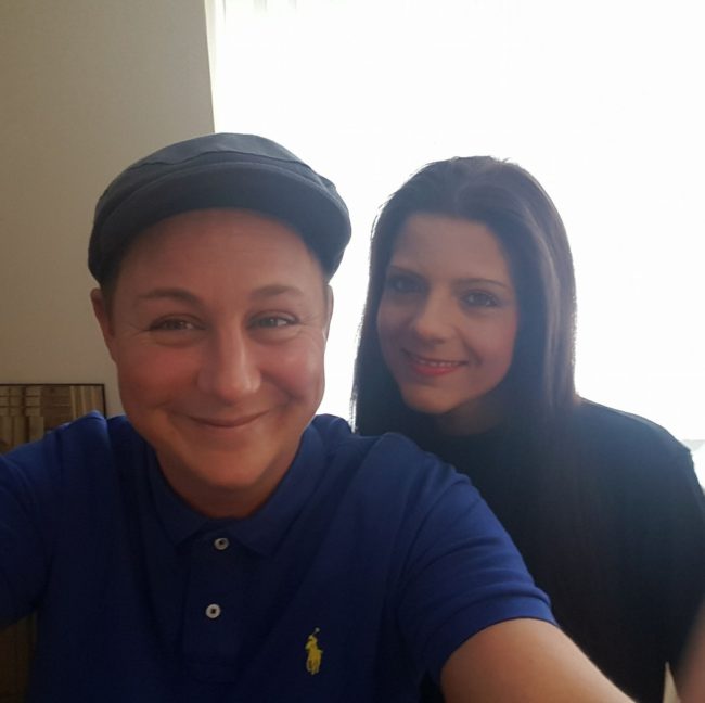 Carta anónima dice a madres lesbianas que tener un hijo es 