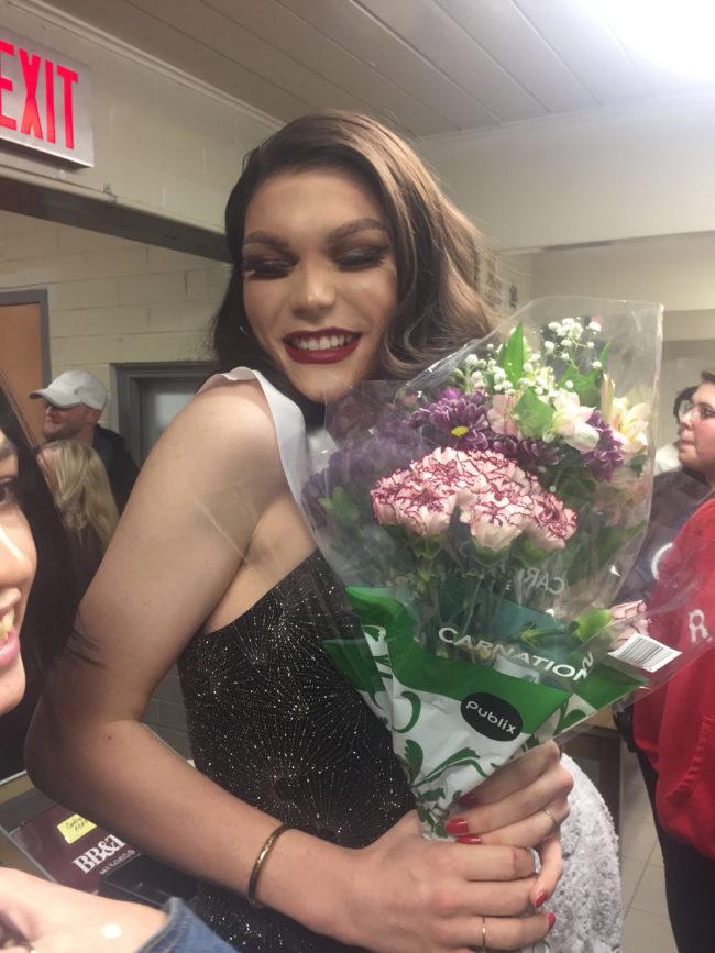 Adolescente trans supera amenazas de muerte para ser coronada reina del baile 2