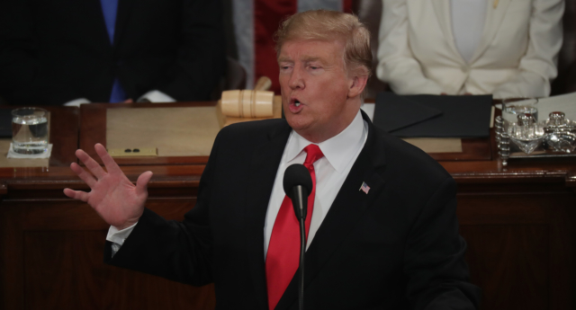 Donald Trump promete "eliminar" el sida en su discurso