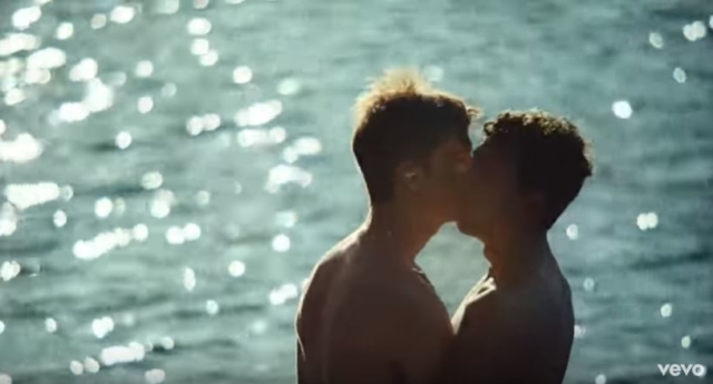Parejas gays en el nuevo vídeo de Robyn, 'Send To Robin Immediately'