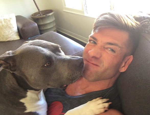 ¿Qué hace este actor porno gay con perros? 1