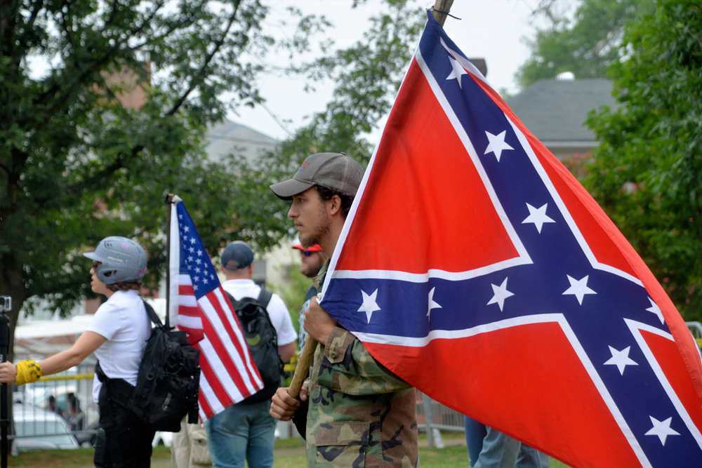 Por qué Facebook permite los grupos de odio homófobos y racistas 1