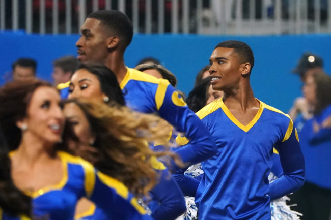 Los animadores masculinos hacen historia en la Super Bowl 3