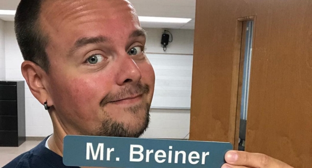 Profesor despedido por salir del armario como bisexual para impedir el suicidio de un alumno 1