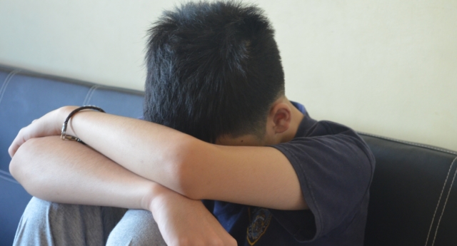 Un niño de 13 años, violado por 21 hombres en Grindr