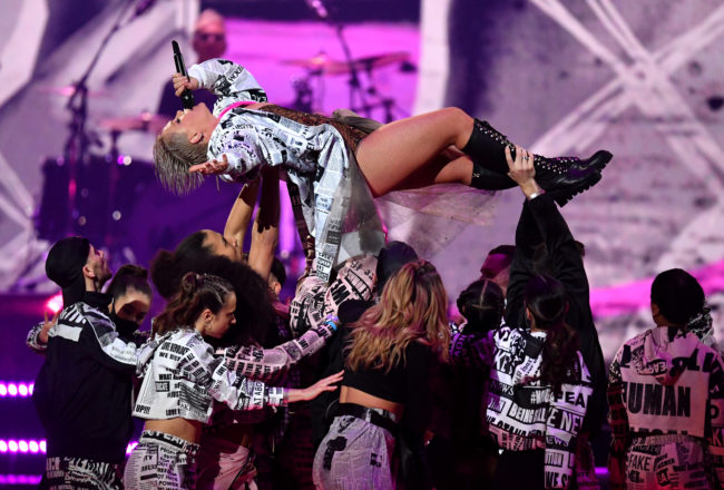 BRITs 2019: actuaciones sorprendentes, como la de Pink 3