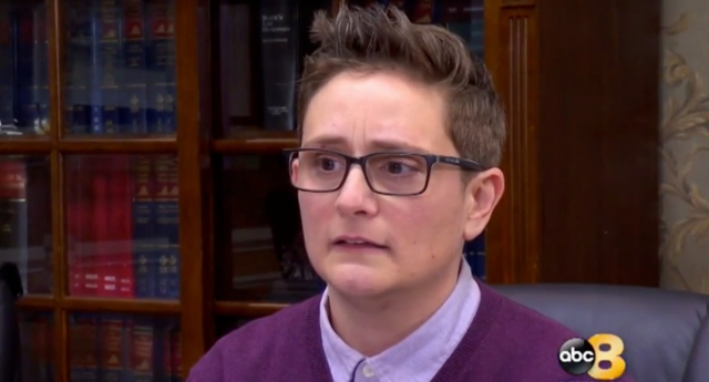 Profesora lesbiana demanda porque le dicen que se vista 